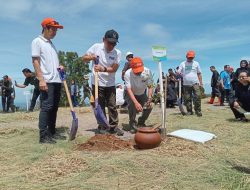 Menteri Koordinator Bidang Pembangunan Manusia dan Kebudayaan Pratikno Memimpin Penanaman 100.000 Pohon di Lembah Nendeut,Desa Sukagalih,Megamendung,Kabupaten Bogor