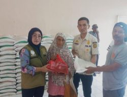 Pemdes Leuwimekar Bagikan 20 Kg Beras dan 4 Liter Minyak ke 591 Warga