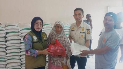 Pemdes Leuwimekar Bagikan 20 Kg Beras dan 4 Liter Minyak ke 591 Warga