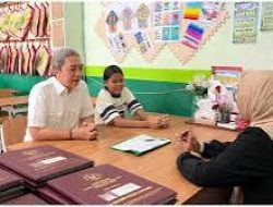 Gantikan Sosok Ayah, Dedie Rachim Ambil Rapor Siswi SDN 4 Yang Ayahnya Meninggal.