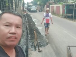 Bersihkan Selokan Mampet, RW Sakur Ajak Warganya Gotong Royong