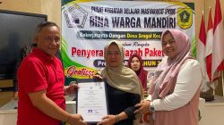 Kades Srogol Serahkan Ijazah Kelulusan Program RLS PKBM BWM
