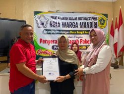 Kades Srogol Serahkan Ijazah Kelulusan Program RLS PKBM BWM
