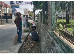 Sambut HUT RI Ke 81 Warga RT 01 Cibatok 1 Giat Bersihkan Saluran Air